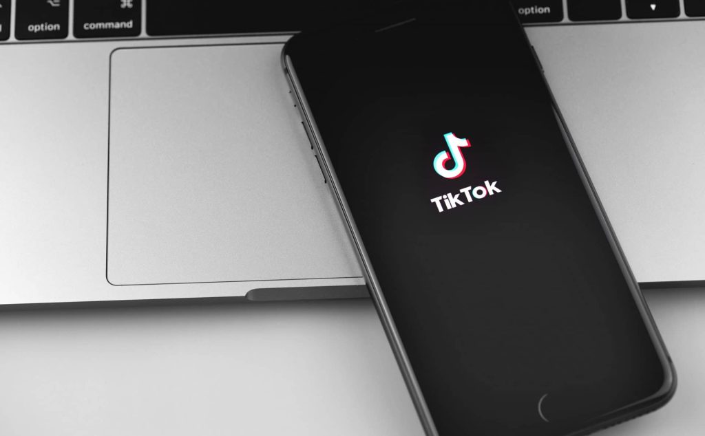 Bilde av Tiktok på en mobilskjerm