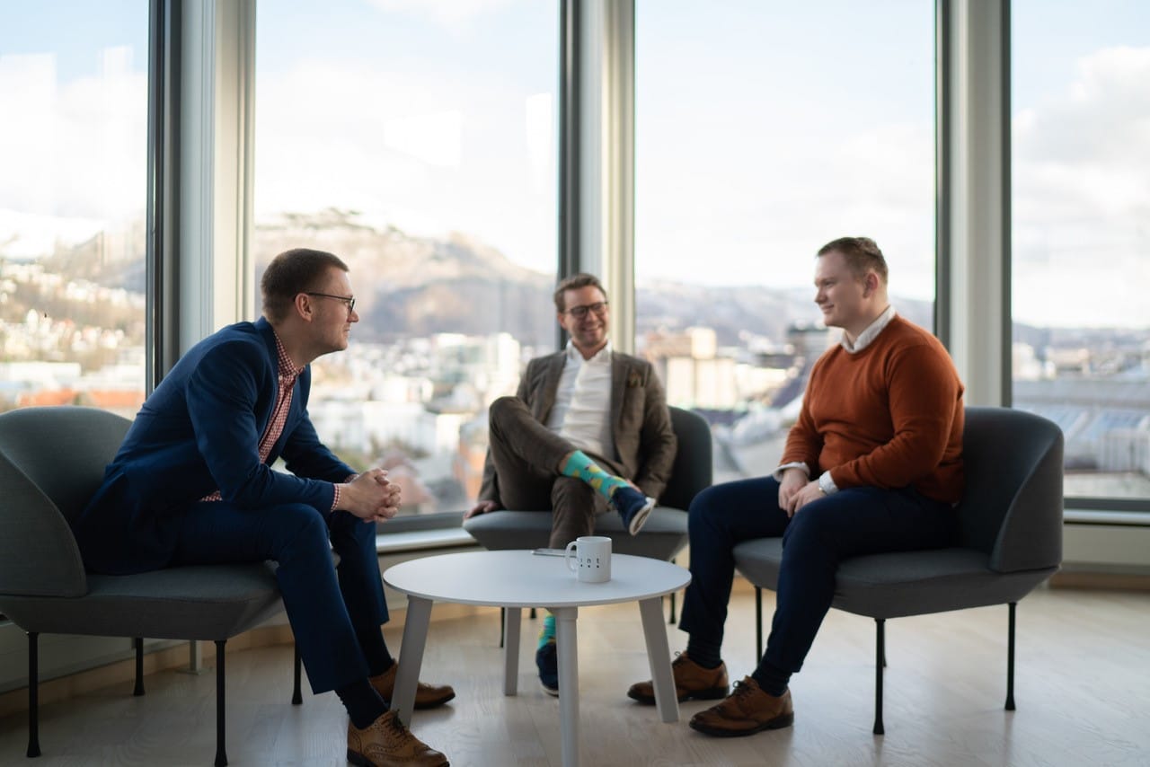 Bilde av 3 stk som sitter i en stol